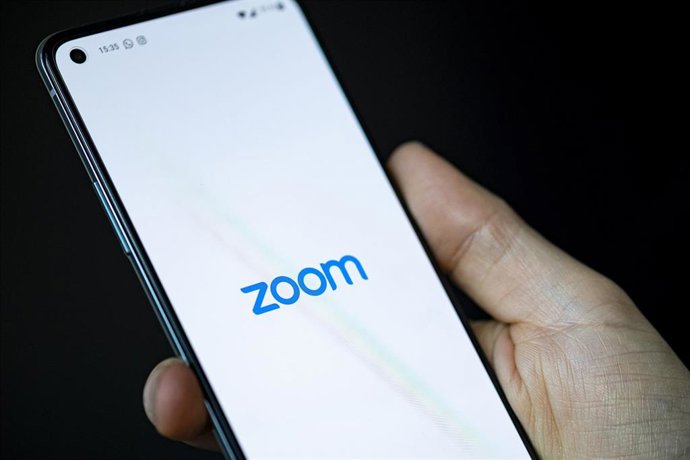 Archivo - FILED - 21 January 2022, Berlin: The Logo of the application Zoom can be seen on a smart phone in Berlin. Photo: Fabian Sommer/dpa