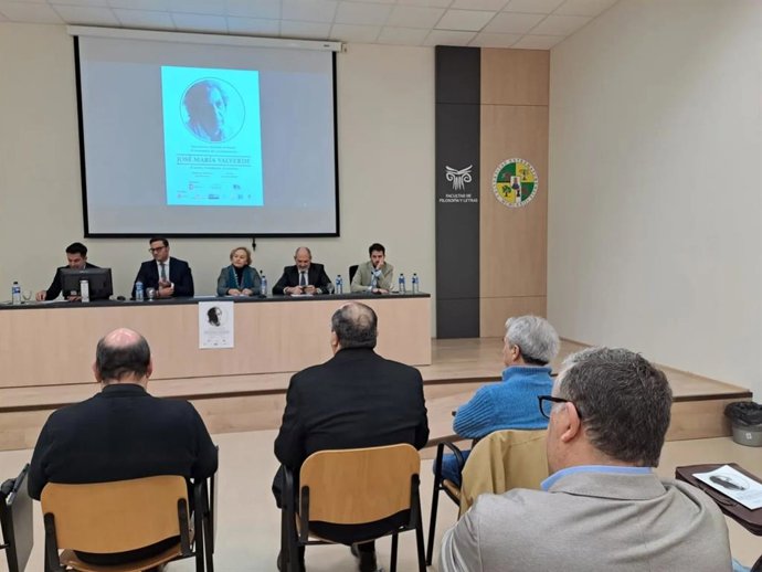 Inauguración de las jornadas académicas con motivo del centenario del nacimiento del escritor extremeño José María Valverde