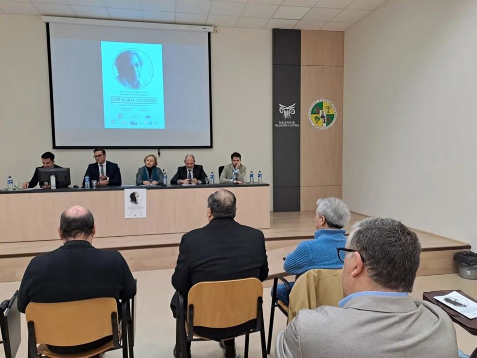 Inauguración de las jornadas académicas con motivo del centenario del nacimiento del escritor extremeño José María Valverde