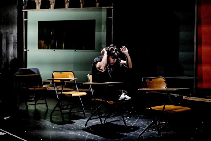 La adaptación teatral de 'Invisible' corre a cargo del dramaturgo Josep Maria Miró, Premio Nacional de Literatura Dramática 2024, consolidado como una de las voces más relevantes de la dramaturgia contemporánea