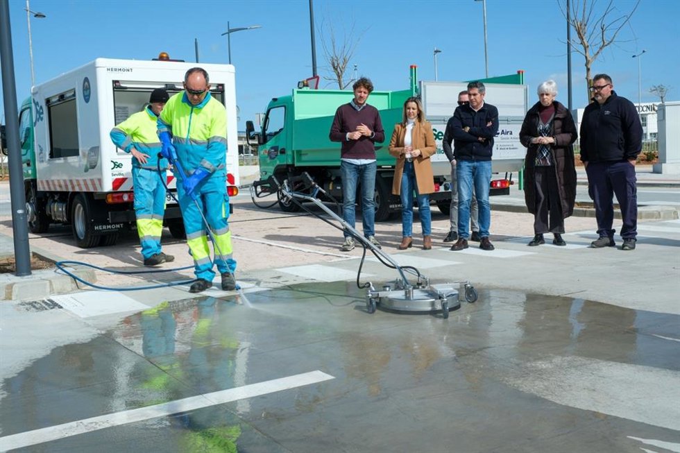 Acto de presentación de los cuatro nuevos vehículos que se incorporan a los servicios municipales de limpieza y recogida.