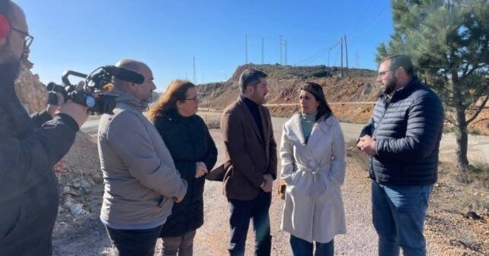 El secretario de Organización del PSOE de Huelva, Francisco Baluffo, junto a otros representantes socialistas.