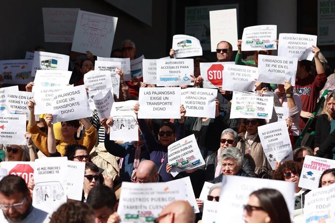 Manifestación de varios municipios de la provincia de Sevilla contra la gestión del Consorcio de Transportes