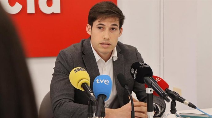 El portavoz del PSPV-PSOE en el Ayuntamiento de València, Borja Sanjuan, en la rueda de prensa sobre la permuta de VPP entre el consistorio y una empresa.