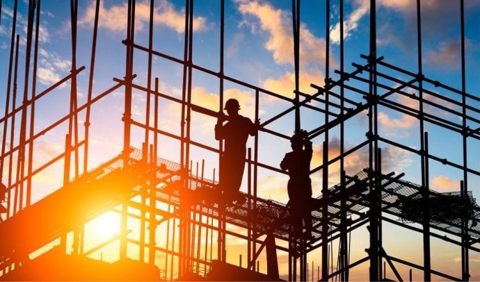 Archivo - Trabajadores de la construcción