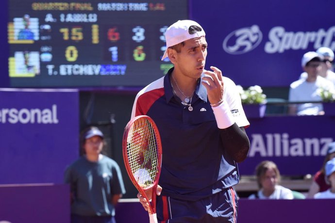 Tenis, Alejandro Tabilo vs Tomas Etcheverry.  ATP 250 Buenos Aires 2026.  El tenista chileno Alejandro Tabilo es fotografiado contra Tomas Etcheverry de Argentina durante los cuartos de final del ATP 250 en Buenos   Aires, Argentina.  13/02/2026  UNAR