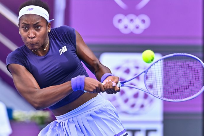 10 February 2026, Qatar, Doha: US tennis player Coco Gauff in action against Italy's Elisabetta Cocciaretto during their women's round of 32 match at the WTA Qatar TotalEnergies Open 2026 tennis tournament at the Khalifa International Tennis Complex.