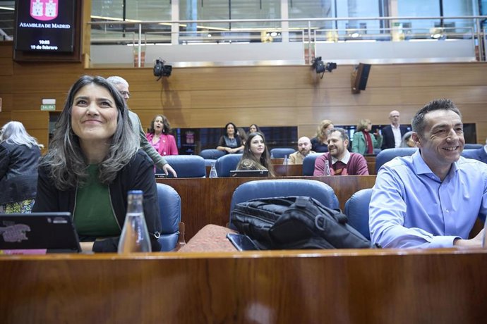 La portavoz de Más Madrid en la Asamblea de Madrid, Manuela Bergerot, y el diputado de Más Madrid, Emilio Delgado, durante el pleno de la Asamblea de Madrid.