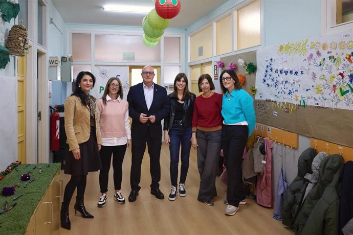 El consejero Gimeno visita el colegio Virgen del Rosario de Fontellas.