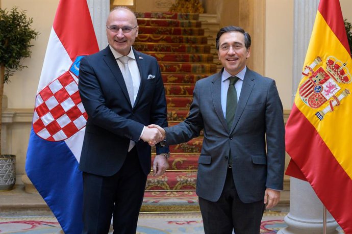 El ministro de Asuntos Exteriores, Unión Europea y Cooperación, José Manuel Albares, y su homólogo de Croacia, Gordan Grlic Radman