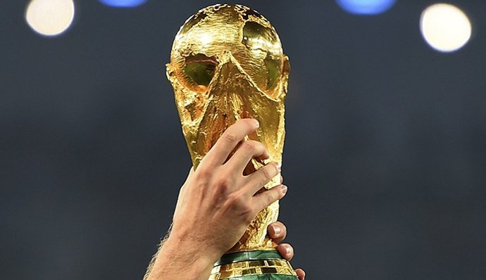 Archivo - Trofeo de la Copa del Mundo de fútbol masculino.