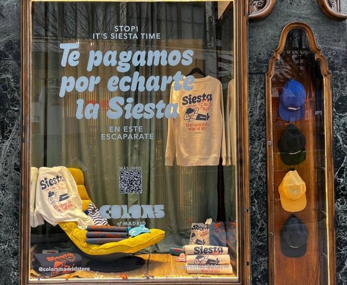 Una tienda de Madrid invita a echarse la siesta en su escaparate