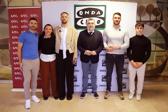 José Manuel Rodríguez Uribes junto a los participantes de la mesa redonda con motivo del Día Internacional contra la LGTBIfobia