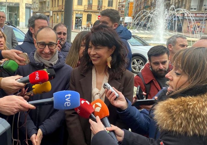 Ana Redondo, junt amb membres de la candidatura del PSOE a les Corts per Salamanca, atén als mitjans de comunicació.