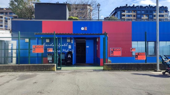Carteles de huelga en la escuela infantil Dolores Medio de Oviedo.