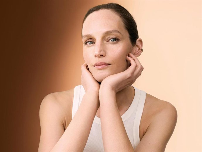 Clarins inicia una nueva era de bases de maquillaje en la que tratamiento y maquillaje se fusionan para ofrecer una piel más luminosa, fresca y radiante para todas las edades.