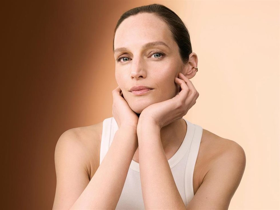 Clarins inicia una nueva era de bases de maquillaje en la que tratamiento y maquillaje se fusionan para ofrecer una piel más luminosa, fresca y radiante para todas las edades.