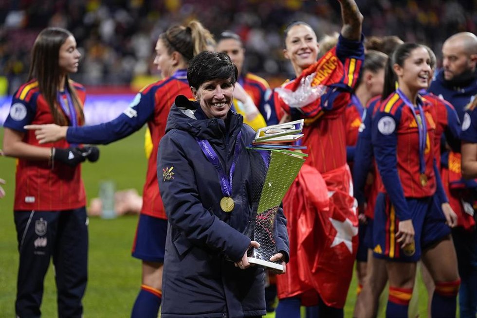 Archivo - Sonia Bermúdez posa con el trofeo de campeonas de la Liga de Naciones 2025