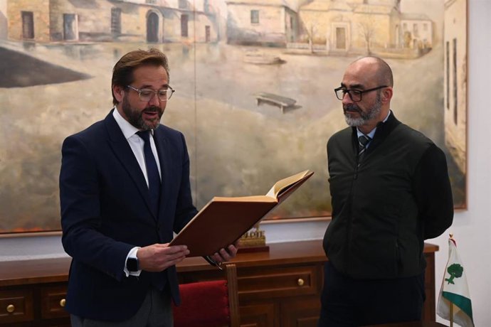 El delegado del Gobierno andaluz en Granada, Antonio Granados, y el alcalde de Albolote, Salustiano Ureña.