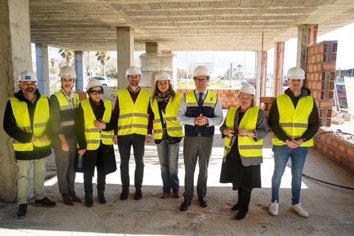 Representantes institucionales durante la visita a las obras del nuevo centro de día de la Asociación 'Vivir' en El Ejido (Almería).