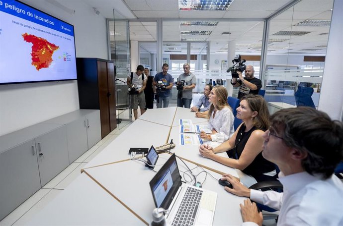Archivo - La vicepresidenta del Gobierno y ministra para la Transición Ecológica y el Reto Demográfico, Sara Aagesen (c), durante su  visita al Centro Nacional de Predicción de la Agencia Estatal de Meteorología (Aemet), a 29 de agosto de 2025, en Madrid 