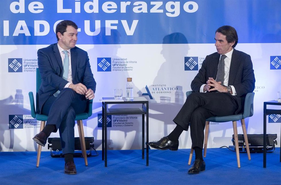 Archivo - El presidente de la Junta de Castilla y León, Alfonso Fernández-Mañueco (i), y el expresidente del Gobierno y presidente del Instituto Atlántico de Gobierno, IADG, José María Aznar (d), participan en una nueva sesión del Aula de Liderazgo IADG
