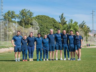El cuerpo técnico de la selección española femenina de Rugby XV, con Régis Sonnes como seleccionador.