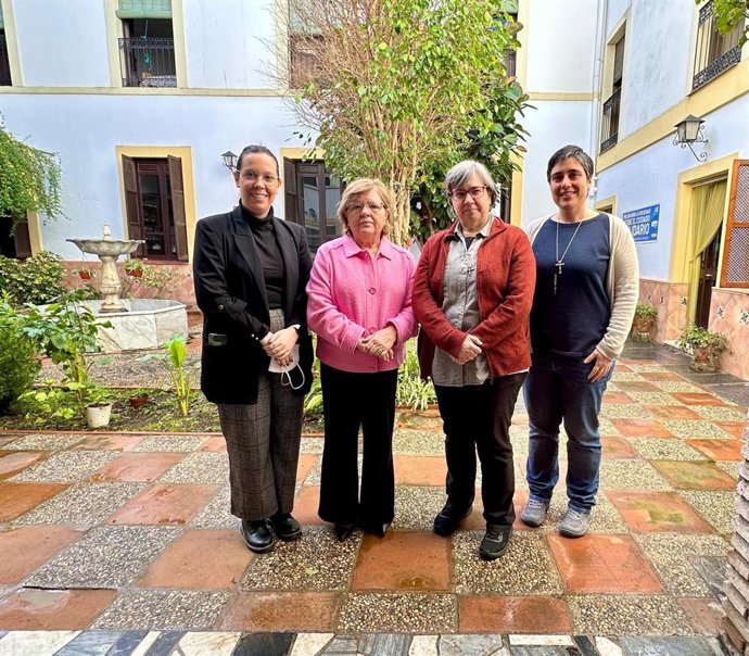 Dolores Sánchez (2ª izda.), durante su visita a  la Residencia de Mayores Nuestra Señora de los Dolores.