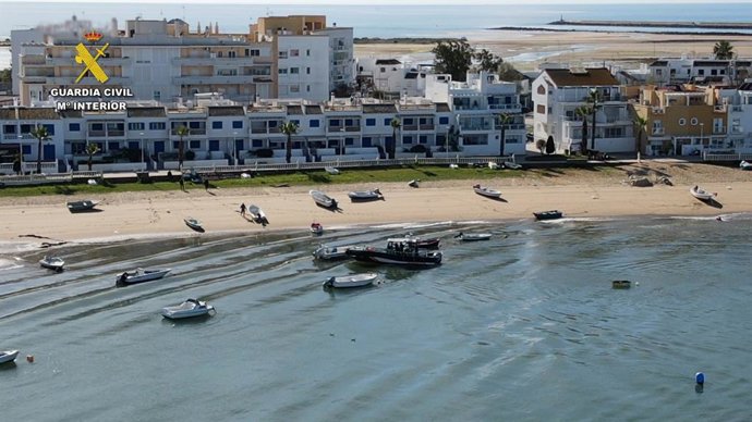 Archivo - Operación de la Guardia Civil en Isla Cristina (Huelva) en marzo de 2025.