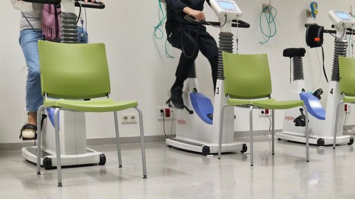 Pacientes del HUCA en la sala de rehabilitación.
