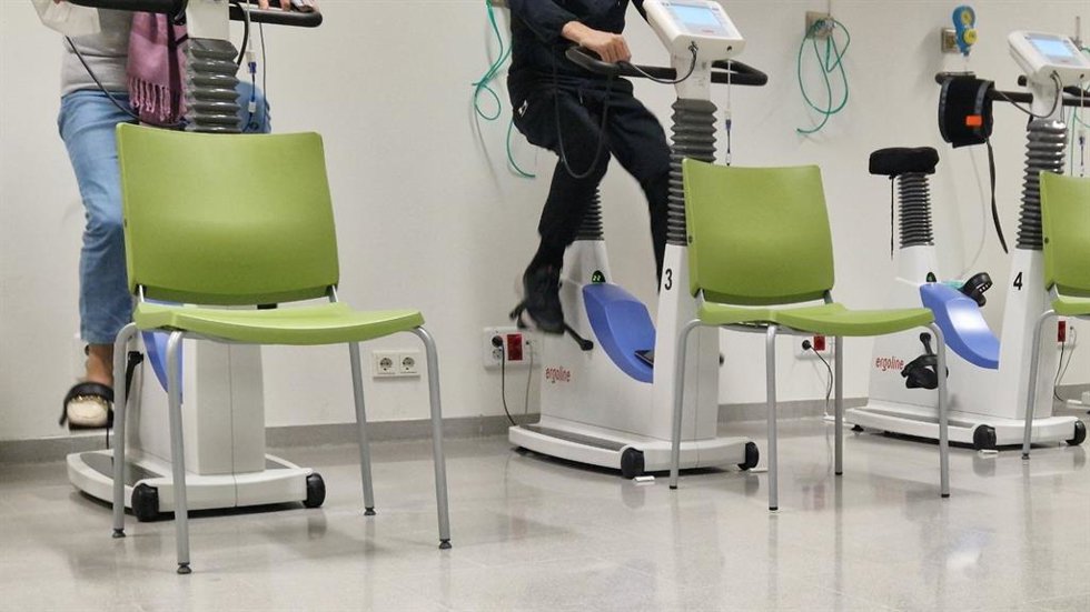 Pacientes del HUCA en la sala de rehabilitación.