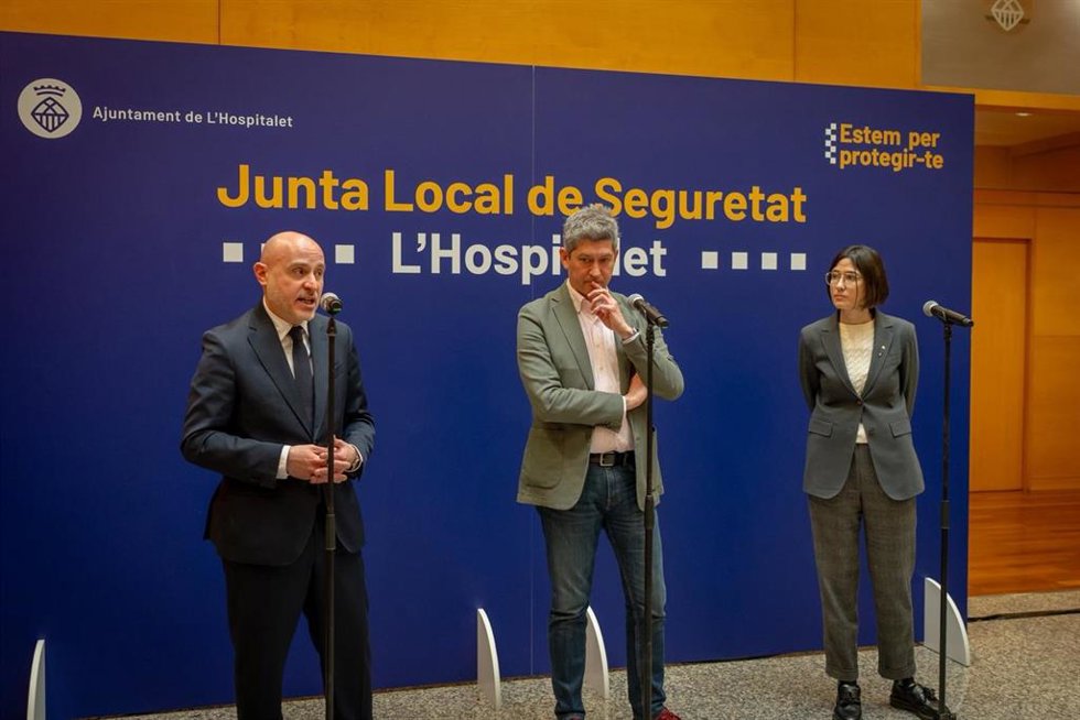 El delegado del Gobierno, Carlos Prieto, el alcalde de L'Hospitalet, David Quirós, y la consellera de Interior, Núria Parlon, tras la Junta Local de Seguridad