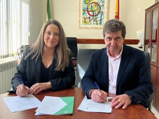 La delegada territorial de Justicia, Administración Local y Función Pública de la Junta en Almería, Rebeca Gómez, y el alcalde de Oria, Marcos Reche, firman la renovación del convenio.
