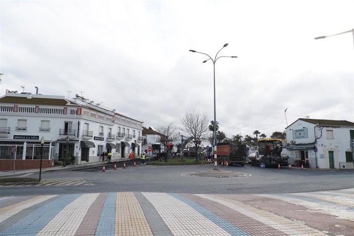 El Ayuntamiento de Palos de la Frontera  (Huelva) comienza un plan de asfaltado integral.