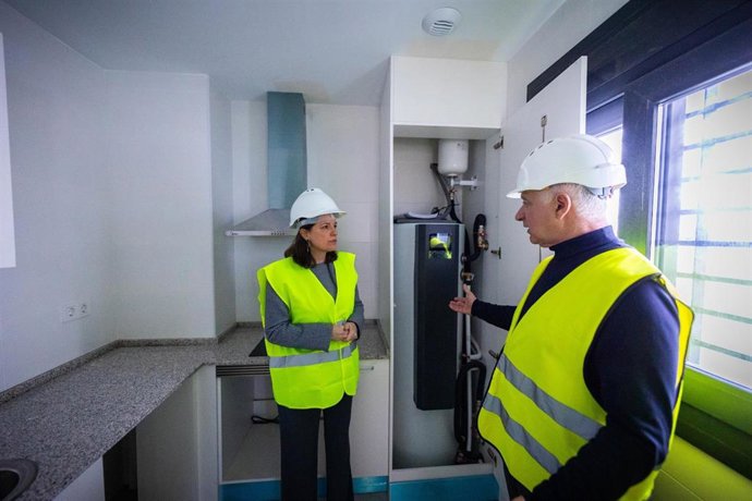 La alcaldesa de San Fernando (Cádiz), Patricia Cavada, en el piso piloto de una de las 81 viviendas públicas que se están construyendo en Ronda del Estero.