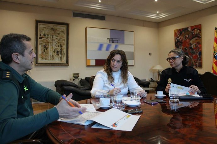 La subdelegada del Gobierno en Zaragoza, Noelia Herrero, se ha reunido con mandos de la Policía Nacional y la Guardia Civil.