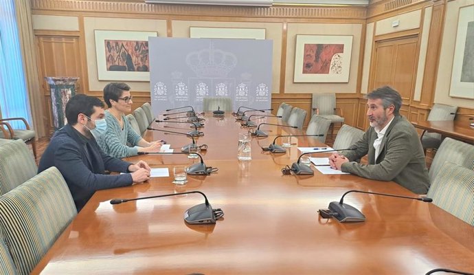 El ministro de Derechos Sociales, Pablo Bustinduy, junto a la secretaria de Estado de Derechos Sociales, María Rosa Martínez, en la reunión con el presidente de la Fegamp, Alberto Varela, para abordar la situación del SAF