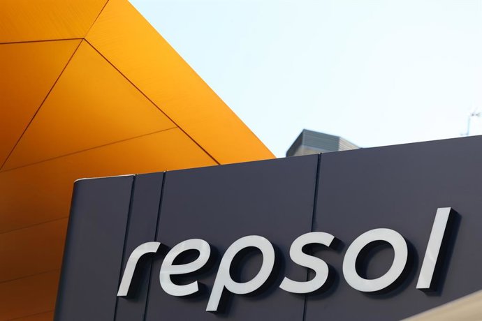 Archivo - Una estación de servicio Repsol con la nueva imagen de marca, a 27 de junio de 2025, en Madrid (España). Repsol ha estrenado su nueva imagen de marca para adaptarla a la estrategia de la compañía. La nueva identidad visual será implementada en l