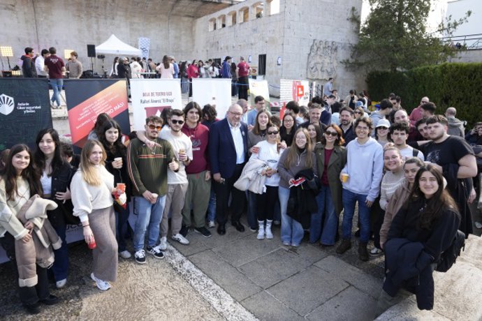 Autoridades y alumnado en el Teatro Griego de Rabanales celebrando el IV Festival Aulas sin Muros.