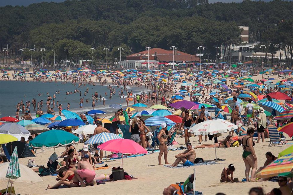 Archivo - Decenas de bañistas en la playa, a 5 de agosto de 2025, en Vigo, Pontevedra, Galicia (España). La Agencia Estatal de Meteorología (Aemet) ha activado avisos naranjas y amarillos en más de 30 provincias por temperaturas extremas durante el inic