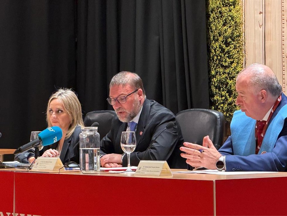 La alcaldesa de Granada, Marifrán Carazo, ha asistido a la apertura oficial del encuentro de colegios mayores
