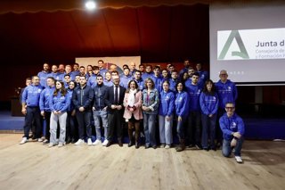 La consejera de Desarrollo Educativo y Formación Profesional, María del Carmen Castillo (7i), en una foto de familia con alumnado que representará a Andalucía en las Olimpiadas de Formación Profesional, las 'SpainSkills'.