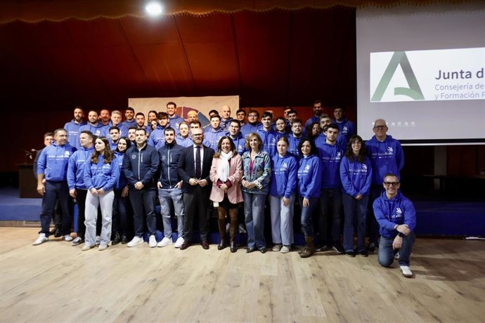 La consejera de Desarrollo Educativo y Formación Profesional, María del Carmen Castillo (7i), en una foto de familia con alumnado que representará a Andalucía en las Olimpiadas de Formación Profesional, las 'SpainSkills'.