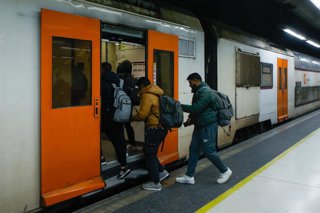 Viajeros cogen un tren en la Estación de Sants, a 26 de enero de 2026, en Barcelona, Catalunya (España). 