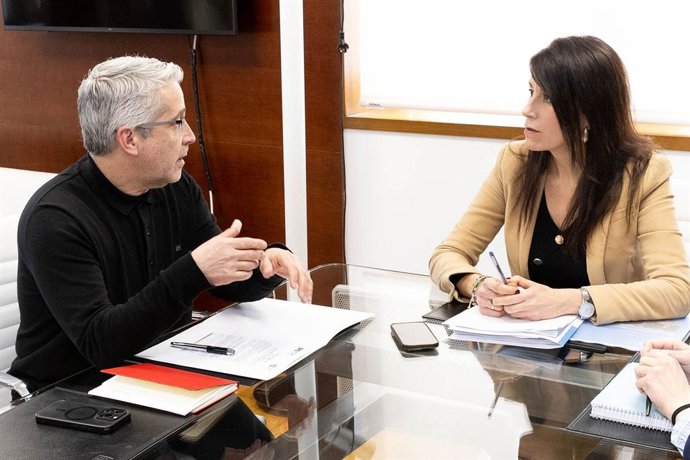 Reunión del secretario xeral de la Asociación de Consumidores de Galicia, Miguel López, con la conselleira de Vivenda e Planificación de Infraestruturas, María Martínez Allegue, en la Xunta