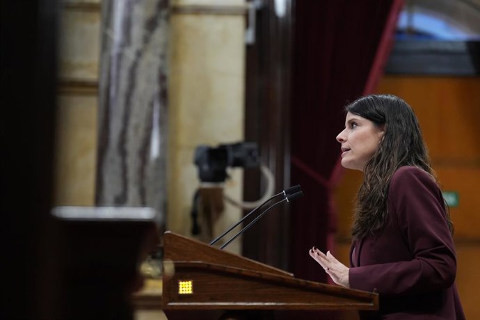 La diputada de Junts Mónica Sales, durante un pleno en el Parlament de Cataluña, a 10 de febrero de 2026, en Barcelona, Cataluña (España). El Parlament acoge el debate general sobre la crisis del ascensor social, el progreso económico y el estado del bien