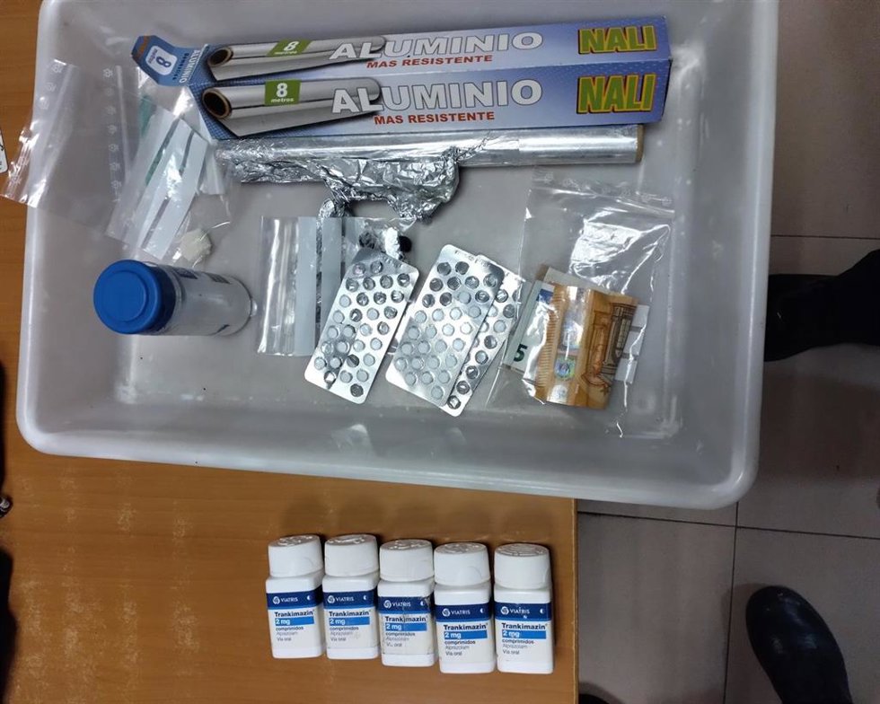 Material intervenido tras la detención practicada en el barrio de Pescadería, en Almería.