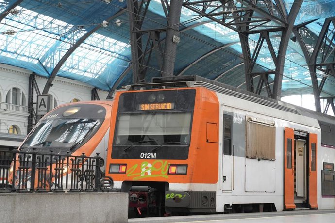 Trenes sin servicio en la Estación de Francia de Barcelona, a 21 de enero de 2026, en Barcelona, Catalunya (España). Todas las líneas de Rodalies en Cataluña están suspendidas tras el descarrilamiento de un tren de la línea R4 de Rodalies este martes por 