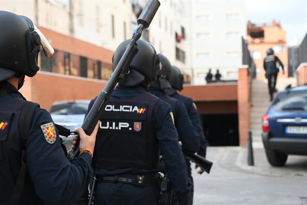 Archivo - Varios agentes de las Unidades de Intervención Policial (UIP), dependiente de la Policía Nacional durante un operativo policial.