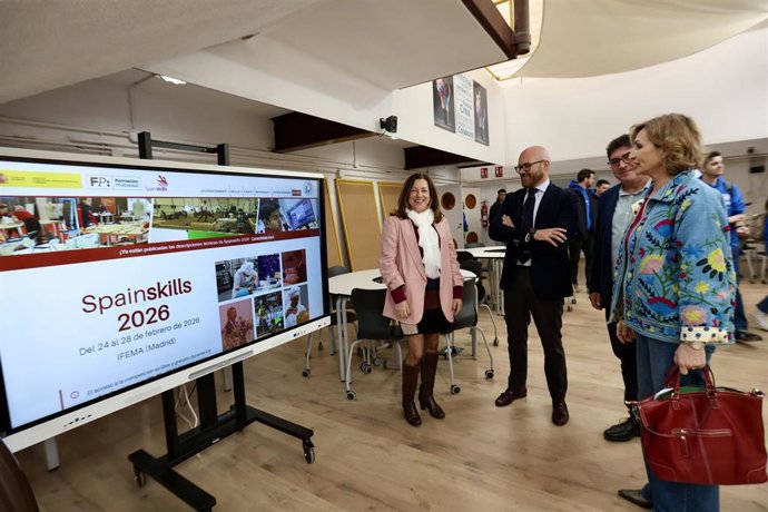 La consejera de Desarrollo Educativo y Formación Profesional, María del Carmen Castillo (1i), asiste a la jornada de entrenamiento y convivencial del alumnado que representará a Andalucía en las Olimpiadas de Formación Profesional, las 'SpainSkills'.
